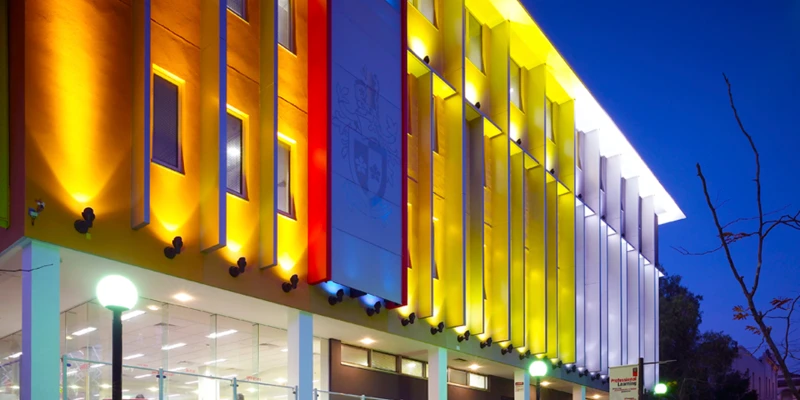 بررسی مزایای استفاده از پروژکتورهای LED در نما و مقایسه با چراغ‌های سنتی