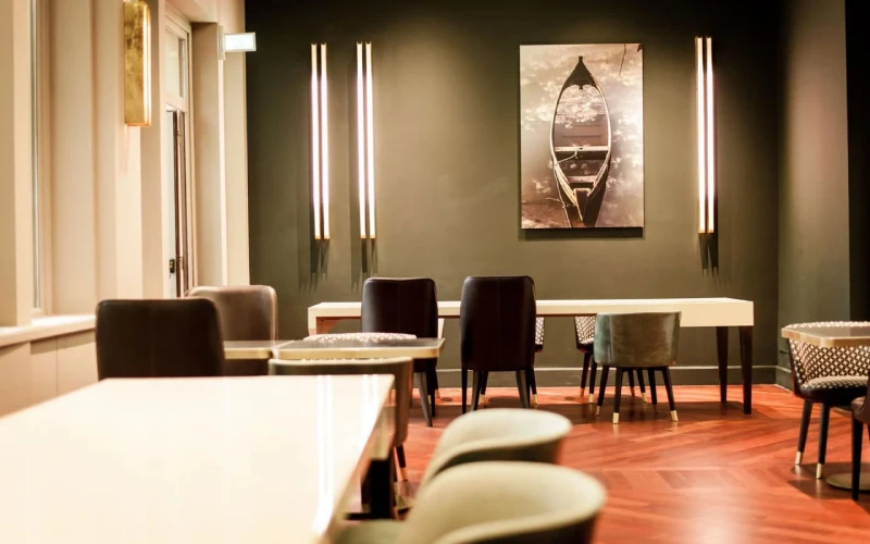 چرا استفاده از چراغ‌های دیواری بالا آینه در دکوراسیون اهمیت دارد؟