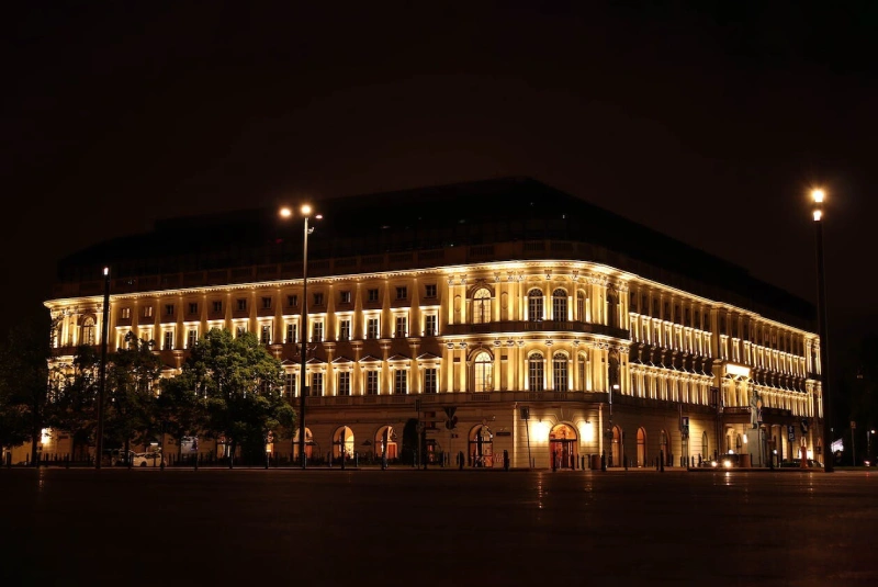 ایده‌های خلاقانه نورپردازی نمای ساختمان با چراغ‌های دکوراتیو در سال ۱۴۰۴