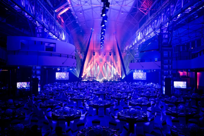 پروژکتور LED نورپردازی جذاب برای جشن‌ها و مناسبت‌ها