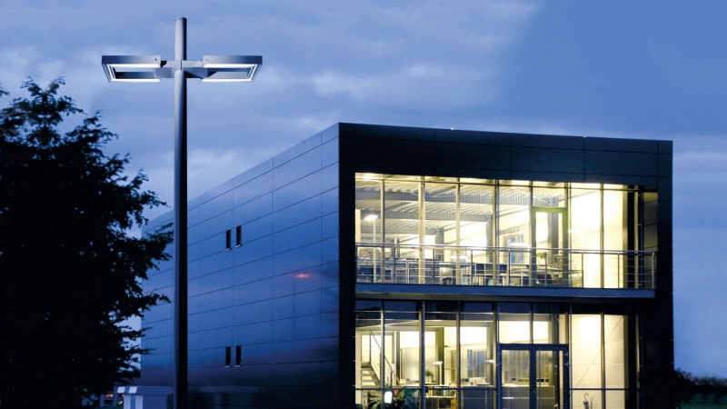 چرا پروژکتور LED برای نورپردازی فضای باز مناسب است؟