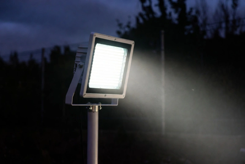 تأثیر ارتفاع نصب بر انتخاب توان پروژکتور LED – توضیح کامل فیزیکی
