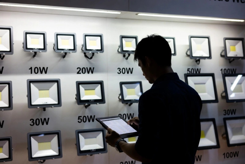 راهنمای کامل انتخاب توان (وات) پروژکتور LED بر اساس متراژ و کاربری